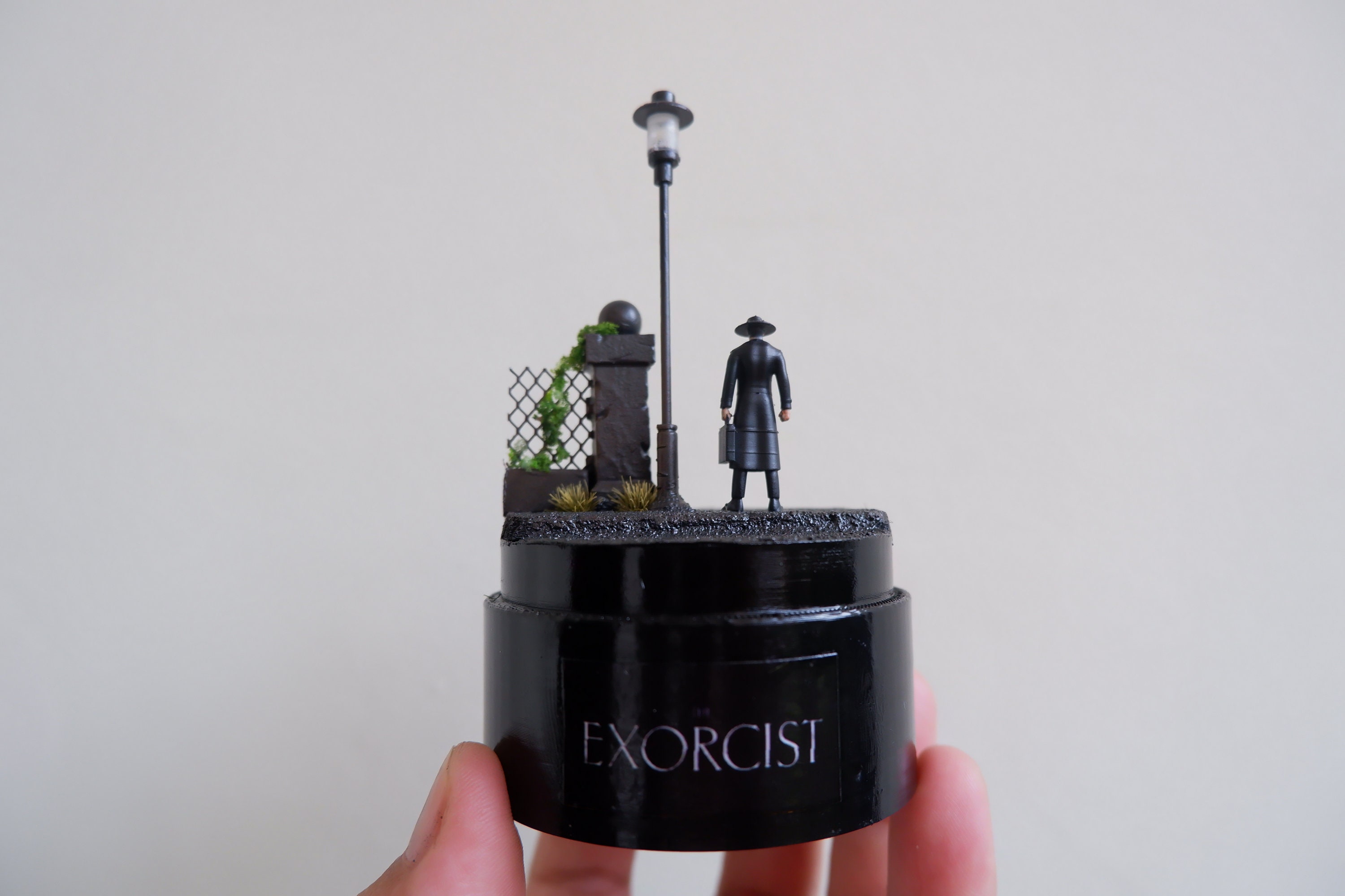 Glass Dome LED - Iconic The Exorcist Miniature Diorama: Father Merrin's Arrival - Iconic movie scene - LED Lamp powered by USB - Gift