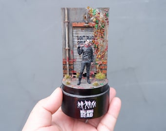 La tarifa incluye: Diorama de cúpula de cristal con lámpara LED - Miniatura de supervivencia zombie inspirada en Negan Smith de The Walking Dead - Regalo de fan art de Dead Inside