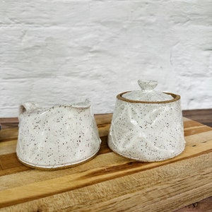 ensemble crème et sucre, crémier en céramique, pot à sucre en céramique, poterie de ferme