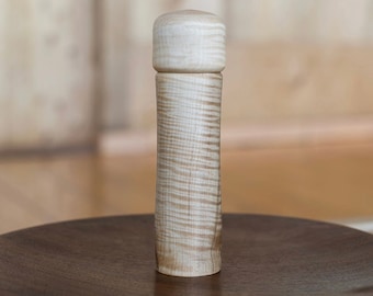 Hölzerne Gewürzmühle, handgefertigt aus Harthölzern von Hartholz aus Kanada.