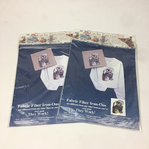 以下が含まれることがあります： 傘の下に動物のグループが描かれたカラフルなデザインの白い長袖シャツが入ったアイロン転写シートの2つのパッケージ。パッケージには「Cache Junction Iron-on Transfers by Settee」のラベルが貼られており、使用方法が記載されています。Fabric Fiber アイロン転写シートは、これまで使用した他のアイロン転写シートとは異なります。効果があります！簡単 - 本当に簡単。ひび割れ、色あせ、剥がれしません。洗濯機洗いと乾燥機乾燥ができます。溶けません。布、木、紙に適用できます。