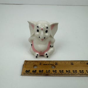 Vtg Siedząca ceramiczna porcelanowa figurka białego słonia z różowymi akcentami 2,5 cala wysokości