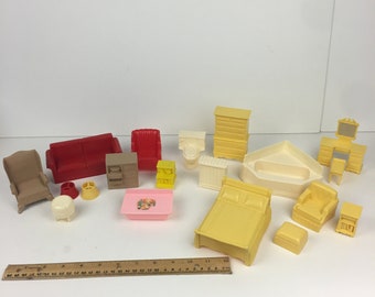 Marx Randy 19 Vtg Kunststoff Mini-Puppe Möbel Schlafzimmer Bad Gelb Rot Tan