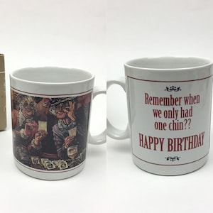Op de afbeelding: Witte keramische mok met een kleurrijke illustratie van drie vrouwen die kaarten spelen. De mok heeft een rode handgreep en de tekst "Remember when we only had one chin?? HAPPY BIRTHDAY" in rood.