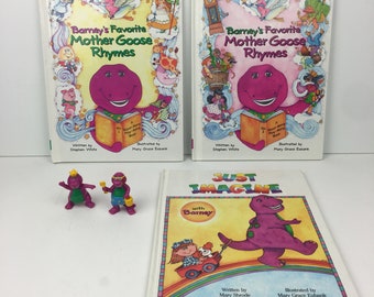 3 Vtg Barney Hardcover Bücher Mother Goose Rhymes Vol 1 2 Just Stellen Sie sich vor 2 kleine Spielzeuge