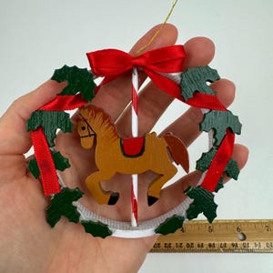 Enfeite de Natal de madeira VTG Cavalo de carrossel marrom Fita de azevinho redonda