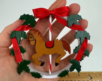 VTG houten kerstvakantie ornament bruin carrousel paard rond hulstlint