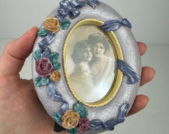 Mini marco de fotos ovalado vintage de mesa, color púrpura iridiscente, con rosas 3D, flores y cintas.