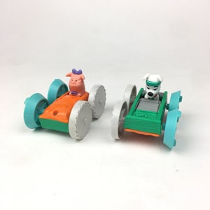 2 Disney 101 Dálmatas Perro Cerdo Flip Car No 6 McDonalds Juguete de plástico Vintage 1998
