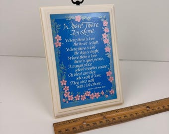 VTG Plastikowa tabliczka z cytatem „Gdzie jest miłość” do powieszenia na ścianie, na stół, w kwiaty, w kolorze niebieskim