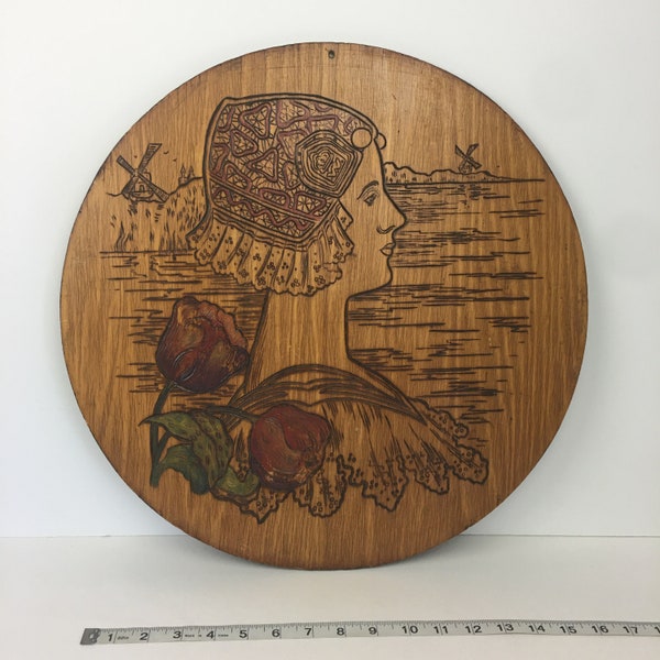 Vintage Holländer Frau Windmühle Tulpen Pyrographie Volkskunst Runde Holzwanddekor