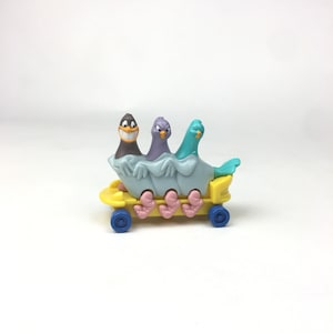 Warner Brothers 3 Birds Pigeons en patineta amarilla Juguete de plástico con ruedas Vtg 93