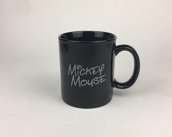 Disney Musse Pigg Svart Kaffemugg med Silvergrå Autograf Monogram Internationell