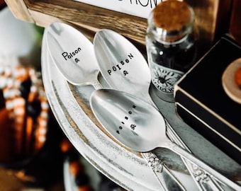 Cuchara de veneno estampada a mano / Elige tu veneno / Decoración de Halloween / Decoración de bandeja escalonada / Casa embrujada espeluznante / Cuchara de plata / Temática de calavera