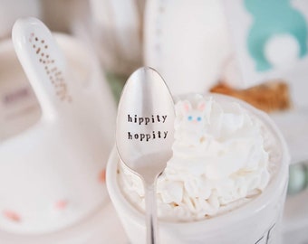 Ideas para cestas de regalo de cocina con cuchara de plata estampada a mano, decoración de primavera y hip hop para Pascua.