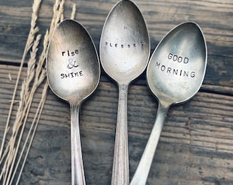 Cucharas primitivas de cucharadita estampadas a mano se levantan y brillan Buenos días Bendito antiguo vintage estampado cuchara decoración de la granja