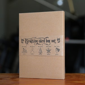 Conjunto de 5 cartões de Natal tipográficos, impressos em papel Kraft.