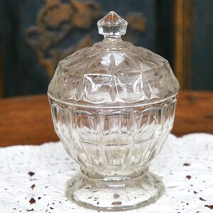 Vintage Footed Glass Candy Dish with Lid,Antique Glass Dish with lid, Candies Clear Glass Dish Pedestal, decorative pattern glass bowl, Gift