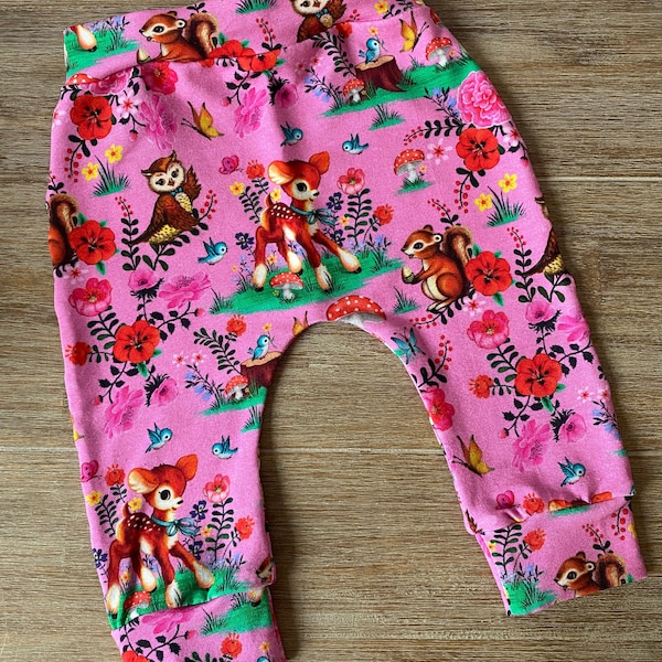 Pantalon bébé en tricot, sarouel, leggings bébé, pantalon bébé, Fiona Hewitt, cerf rétro, tissu rétro, cerf, bambi, animaux de la forêt