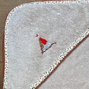 Embroidered hooded baby towel, badcape, roodborstje, robin, baby bathcape
