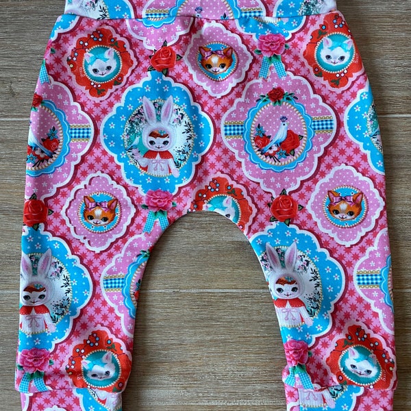 Pantalon bébé en tricot, legging bébé, sarouel bébé, Fiona Hewitt, lapin, rose, tissu rétro, chat