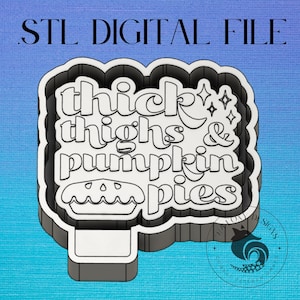 Könnte beinhalten: Eine 3D-druckbare STL-Datei für einen Ausstecher in Form einer Sprechblase mit dem Text "thick thighs & pumpkin pies".