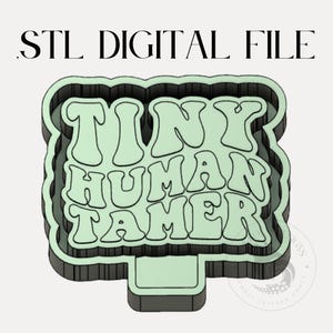 以下が含まれることがあります： クッキーカッター用の3DプリントSTLデジタルファイル。クッキーカッターは、レトロなフォントで「Tiny Human Tamer」という単語の形をしています。