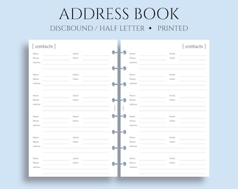 Op de afbeelding: Een wit adresboek met een zwarte rug en zilveren ringen. De omslag heeft de tekst "ADDRESS BOOK" in zwart en "DISCBOUND/HALF LETTER. PRINTED" in kleinere zwarte tekst. De binnenpagina's hebben kolommen voor "Name", "Phone", "Address", "Email" en "Other".