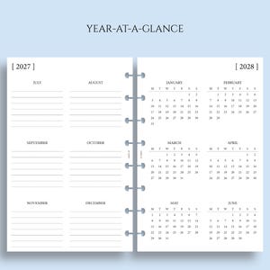 Op de afbeelding: Een witte plannerinzet met een jaarkalender voor 2027 en 2028. De kalender bevat maanden, data en gelinieerde secties voor notities. De tekst "YEAR-AT-A-GLANCE" staat bovenaan.