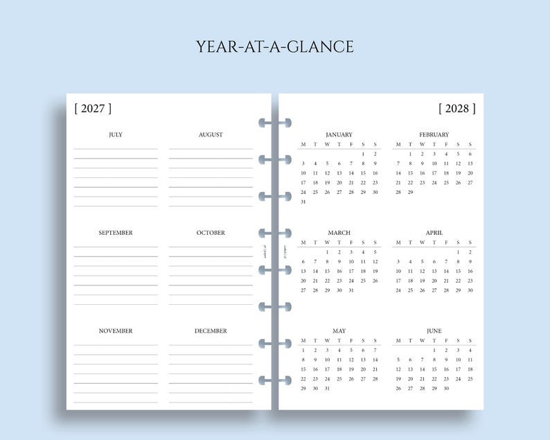 Op de afbeelding: Een witte plannerinzet met een jaarkalender voor 2027 en 2028. De kalender bevat maanden, data en gelinieerde secties voor notities. De tekst "YEAR-AT-A-GLANCE" staat bovenaan.