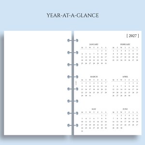 Op de afbeelding: Een witte plannerinzet met een jaarkalender voor 2027. De kalender is in een eenvoudige, minimalistische stijl met de maanden januari tot en met juni weergegeven. De planner heeft een lichtblauwe achtergrond.