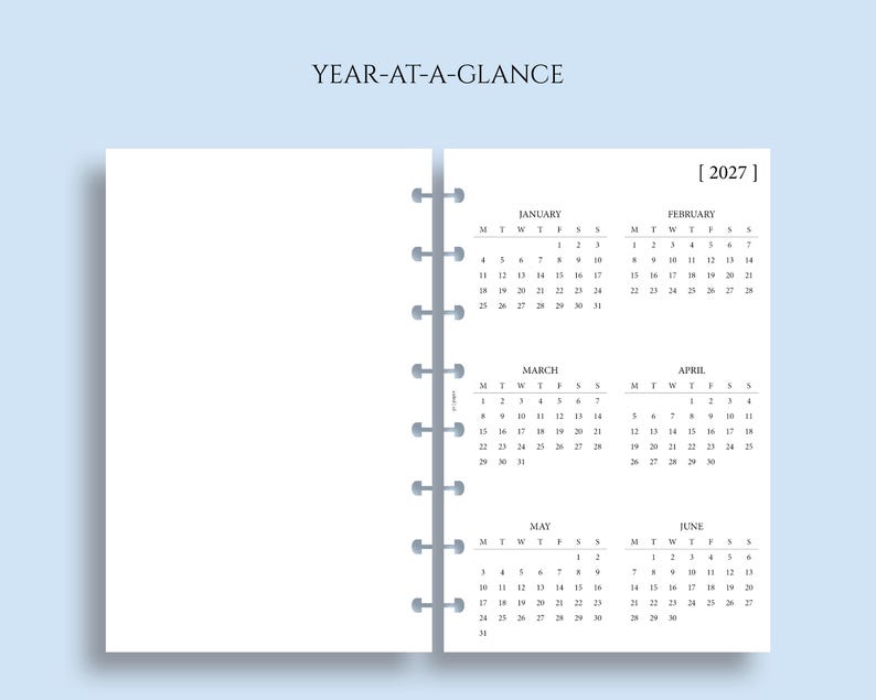 Op de afbeelding: Een witte plannerinzet met een jaarkalender voor 2027. De kalender is in een eenvoudige, minimalistische stijl met de maanden januari tot en met juni weergegeven. De planner heeft een lichtblauwe achtergrond.