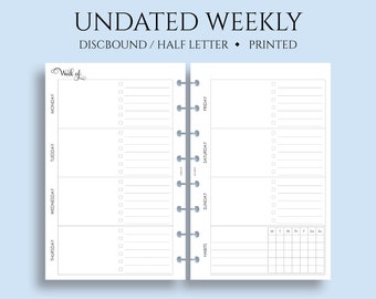 Op de afbeelding: Een ongedateerde wekelijkse planner-invoeging met een discbound-ontwerp. De lay-out bevat secties voor elke dag van de week, met selectievakjes voor taken en een gewoonte-tracker. De tekst "UNDATED WEEKLY" en "DISCBOUND / HALF LETTER • PRINTED" staan bovenaan.