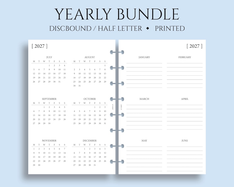Op de afbeelding: Een gedrukte jaarlijkse planner-inzet in discbound/half-letter formaat. De lay-out bevat maandkalenders voor de tweede helft van het jaar en gelinieerde pagina's voor notities. De tekst "YEARLY BUNDLE" staat bovenaan.