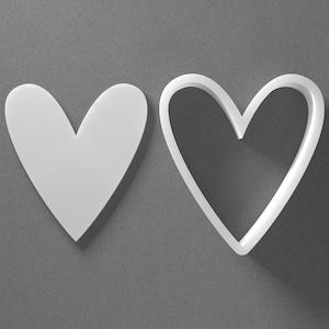 Koekjesvorm met mager hart en dunne oorbel van polymeerklei, pottenbakkerstool