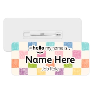 Peut inclure: Un badge nominatif rectangulaire avec un dos en plastique blanc et une épingle. Le devant présente un motif en damier coloré avec le texte "#hello my name is..." au-dessus de "Name Here" et "Job Role" en gras.