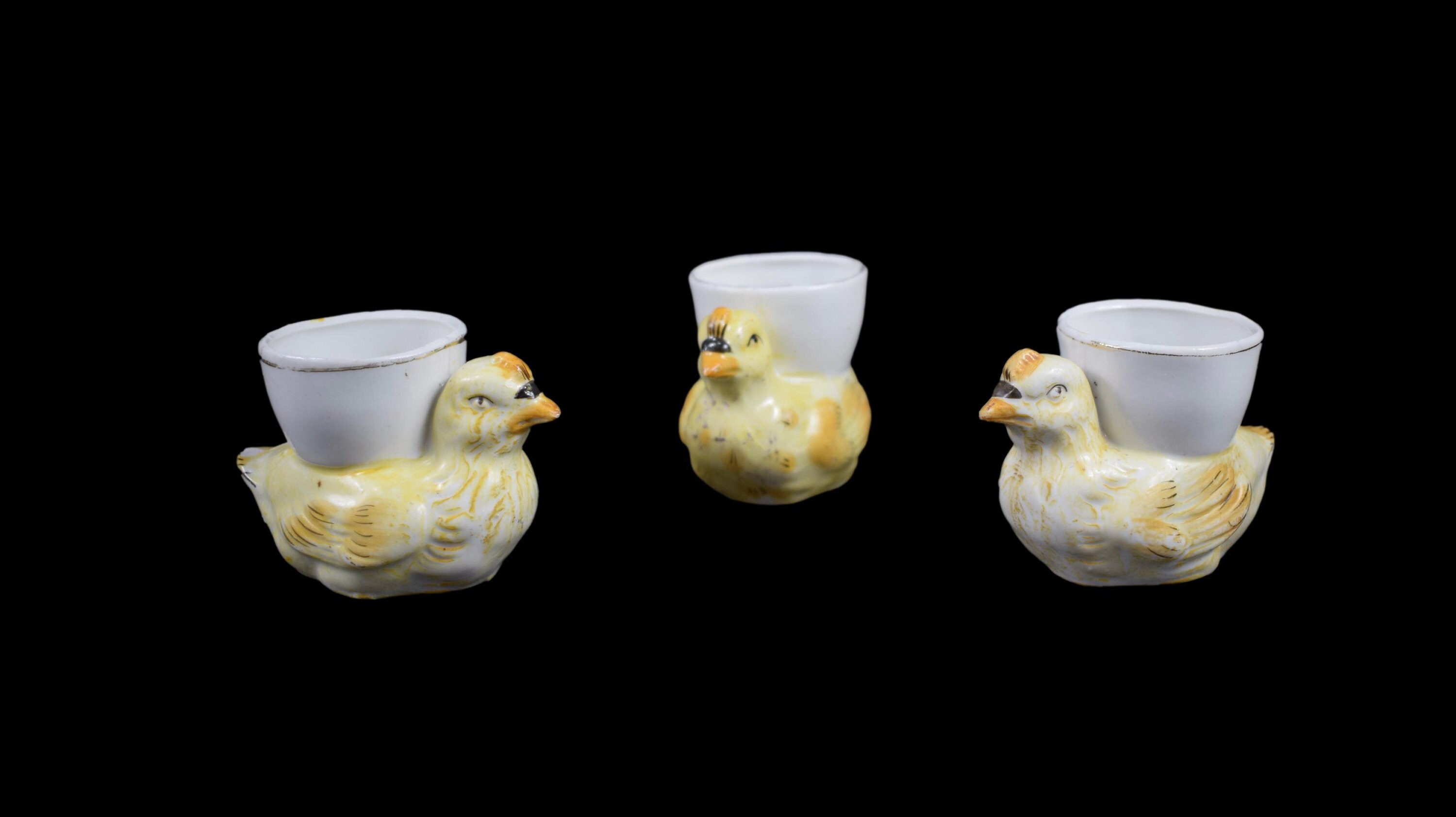 Ensemble de Trois Tasses à Œufs Poule Antiques Français