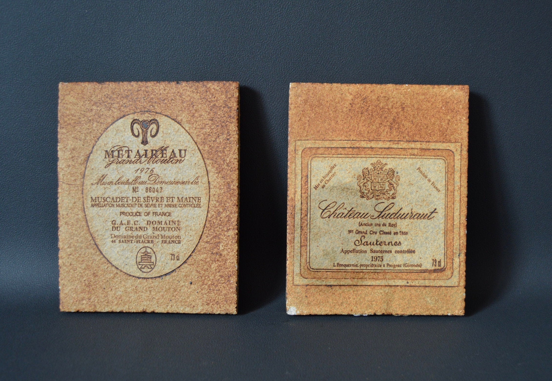 Français Vintage Vallauris Sandstone Large Firetiles Par Roger Capron Wine Label