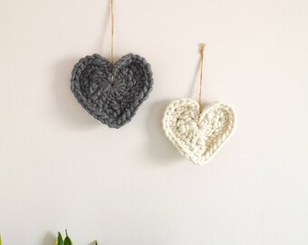 Grandes corazones de ganchillo / Tapices decorativos / Juego de dos corazones de lana