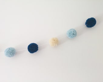 Pequeña guirnalda de Pom Pom / Lana azul y blanca