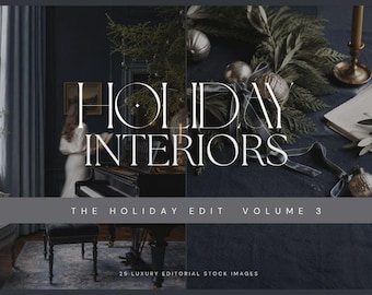 Puede incluir: Una colección digital de 25 imágenes de stock editoriales de lujo titulada HOLIDAY INTERIORS THE HOLIDAY EDIT VOLUME 3. Las imágenes muestran una habitación oscura con piano, una persona con vestido blanco y una mesa con corona y adornos.