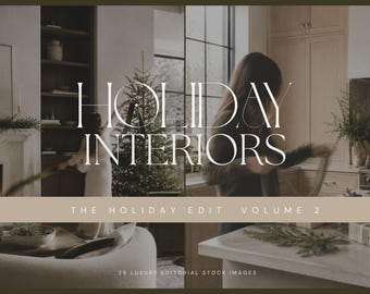 Puede incluir: Una colección digital de 25 imágenes de archivo editoriales de lujo titulada HOLIDAY INTERIORS THE HOLIDAY EDIT VOLUME 2. Las imágenes muestran escenas de interiores con un árbol de Navidad, muebles de tonos neutros y decoración festiva.