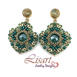 Può includere: Un paio di orecchini con perline verdi e dorate con un grande cristallo verde al centro di ogni orecchino. Gli orecchini sono attaccati a un perno dorato con una pietra marrone e verde in cima.