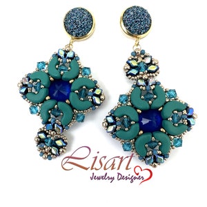 Può includere: Orecchini con perline turchesi e blu con parte superiore dorata e una pietra preziosa blu al centro. Gli orecchini hanno la forma di un quadrato con un cerchio più piccolo che pende sotto.