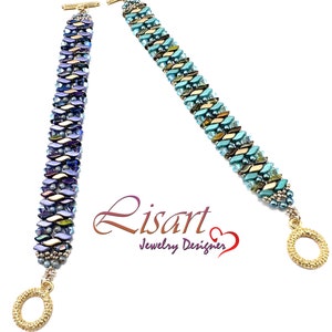 Może przedstawiać: Dwa bransoletki z koralików ze złotymi zapięciami. Bransoletki są wykonane z tęczowych koralików w kolorze niebieskim, fioletowym i złotym. Bransoletki są ułożone w zygzak.