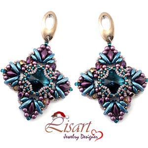 Può includere: Un paio di orecchini pendenti con un design quadrato che presenta una pietra preziosa blu-verde circondata da perline viola, blu e dorate.