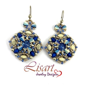 Può includere: Un paio di orecchini con perline blu e dorate con un design geometrico. Gli orecchini sono realizzati con piccole perline rotonde e presentano un cristallo blu centrale.