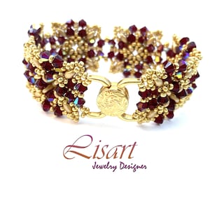 Può includere: Un braccialetto di perline dorate e bordeaux con una chiusura dorata. Il braccialetto è realizzato con piccole perline a seme e cristalli sfaccettati. Lisart Jewelry Designer è stampato sotto il braccialetto.