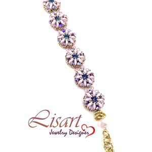Può includere: Un braccialetto delicato con una serie di perline rosa e viola a forma di fiore con accenti dorati. Il braccialetto è realizzato con perline piccole e intricate e ha una chiusura dorata.