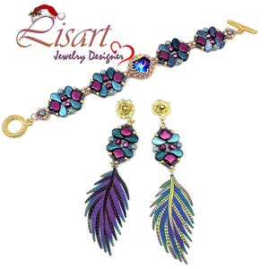 Op de afbeelding: Een set sieraden met een armband en oorbellen. De armband is gemaakt van blauwe, paarse en gouden kralen en heeft een kristal in het midden. De oorbellen zijn hangende oorbellen met een verenbedel en blauwe, paarse en gouden kralen.